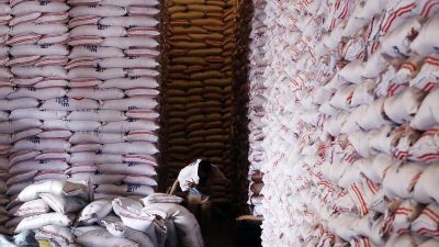Modus Pakai Karung Bekas Bulog, Pengoplos Beras di Kalsel Raup Untung Ribuan Rupiah per Kilo