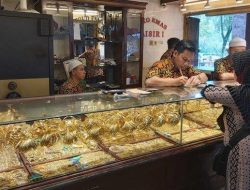 Harga Emas di Banjarmasin Hari ini Senin Capai Rp2.050.100 per Gram, Warga Pilih Tahan Simpanan