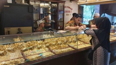 Harga Emas di Banjarmasin Hari ini Senin Capai Rp2.050.100 per Gram, Warga Pilih Tahan Simpanan